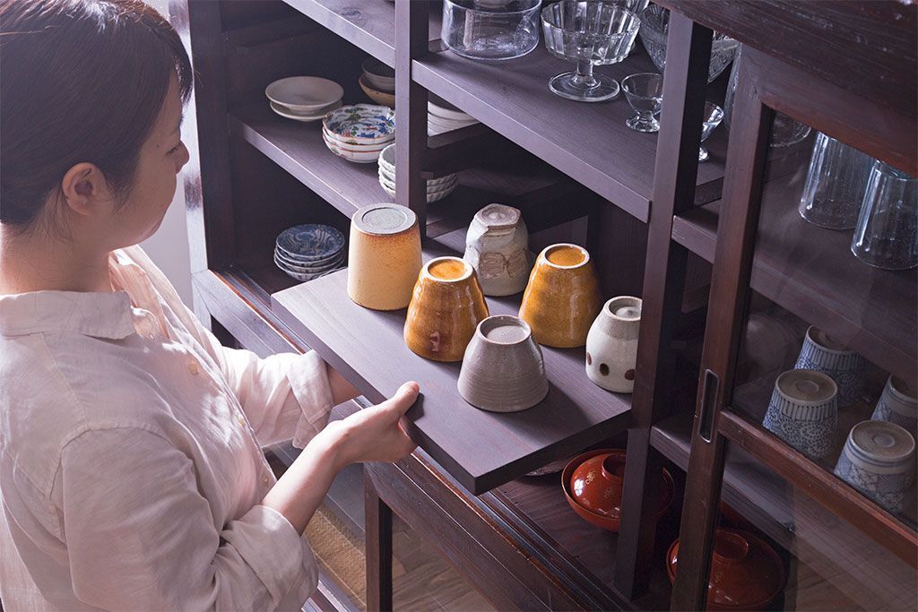 アンティーク家具　和製アンティーク　前面檜材　四枚引き戸の重ね戸棚(収納棚)