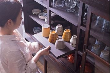 アンティーク家具　和製アンティーク　前面檜材　四枚引き戸の重ね戸棚(収納棚)