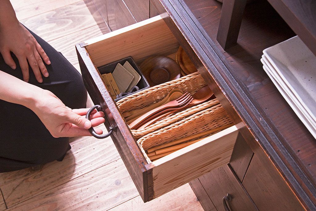 アンティーク家具　和製アンティーク　前面檜材　四枚引き戸の重ね戸棚(収納棚)