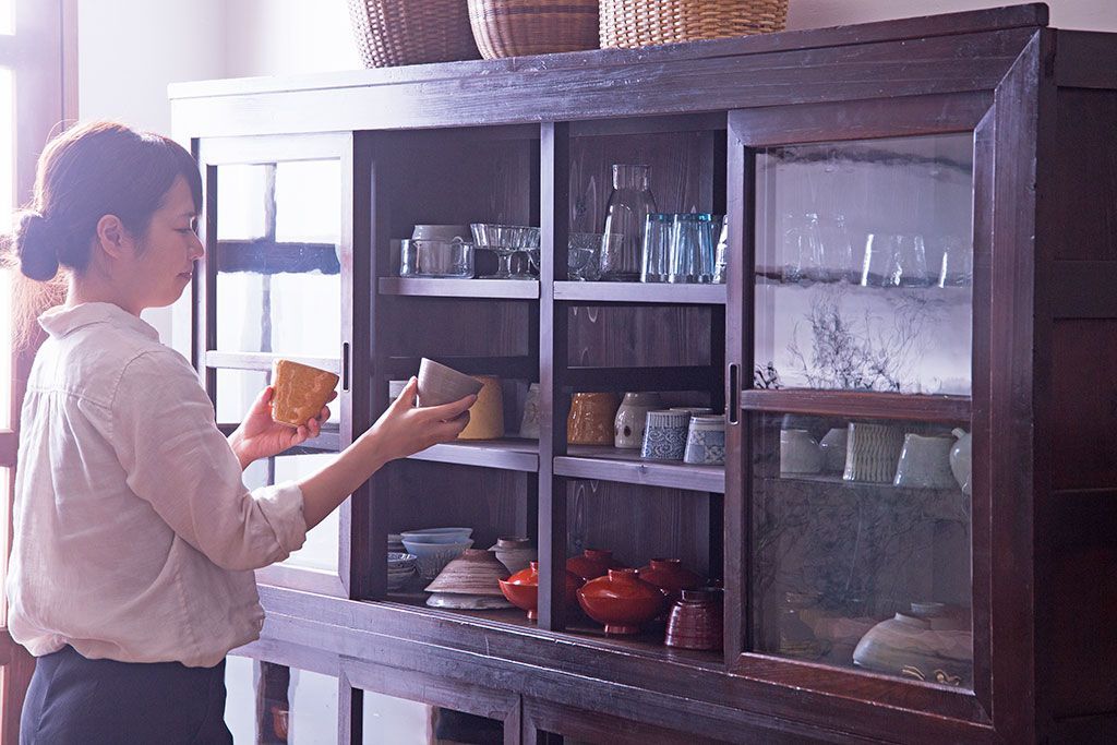 アンティーク家具　和製アンティーク　前面檜材　四枚引き戸の重ね戸棚(収納棚)