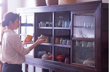 アンティーク家具　和製アンティーク　前面檜材　四枚引き戸の重ね戸棚(収納棚)