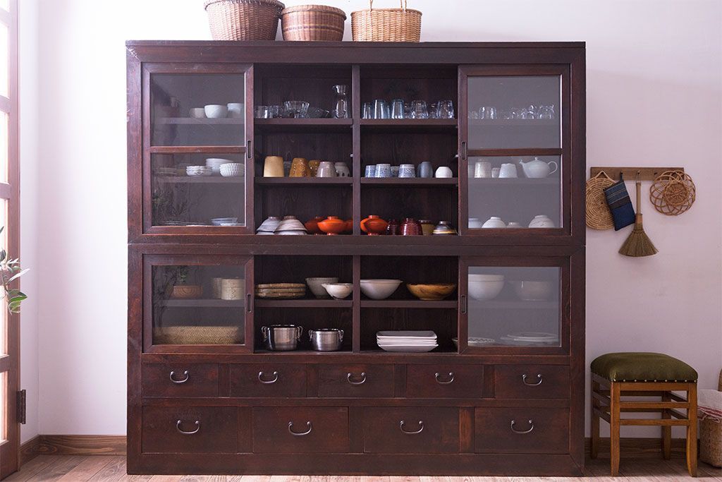 アンティーク家具　和製アンティーク　前面檜材　四枚引き戸の重ね戸棚(収納棚)