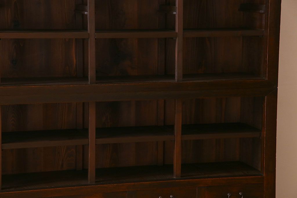 アンティーク家具　和製アンティーク　前面檜材　四枚引き戸の重ね戸棚(収納棚)