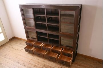 アンティーク家具　和製アンティーク　前面檜材　四枚引き戸の重ね戸棚(収納棚)