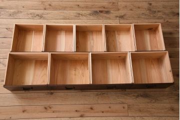 アンティーク家具　和製アンティーク　前面檜材　四枚引き戸の重ね戸棚(収納棚)