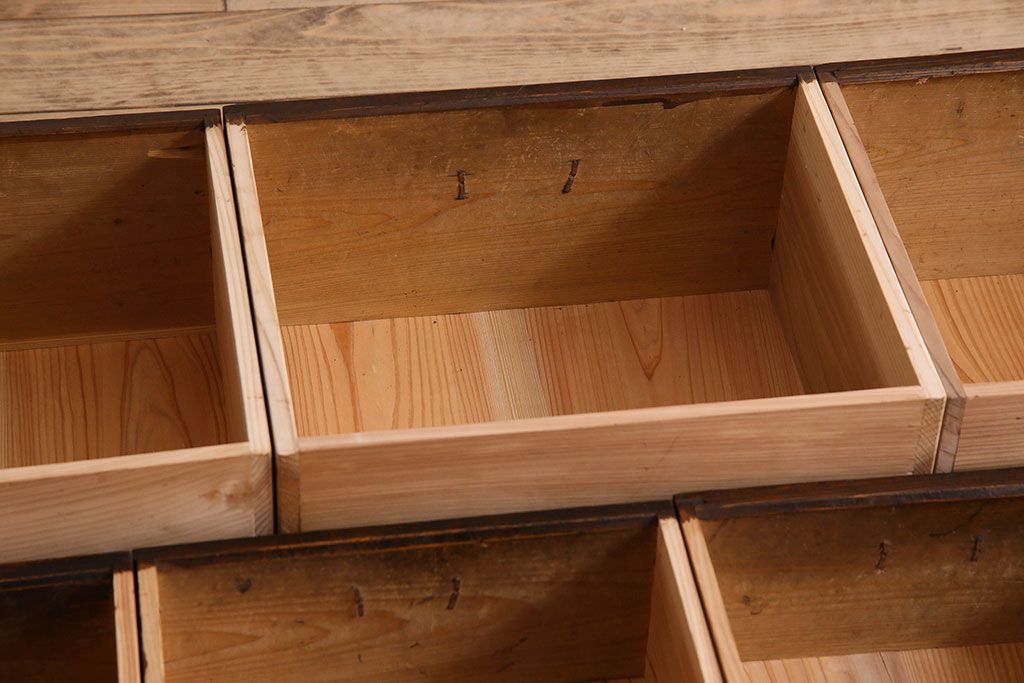 アンティーク家具　和製アンティーク　前面檜材　四枚引き戸の重ね戸棚(収納棚)