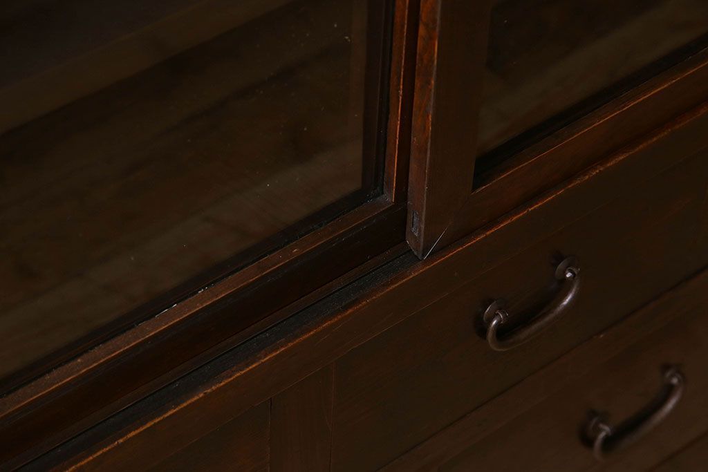 アンティーク家具　和製アンティーク　前面檜材　四枚引き戸の重ね戸棚(収納棚)