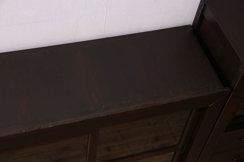 アンティーク家具　和製アンティーク　前面檜材　四枚引き戸の重ね戸棚(収納棚)