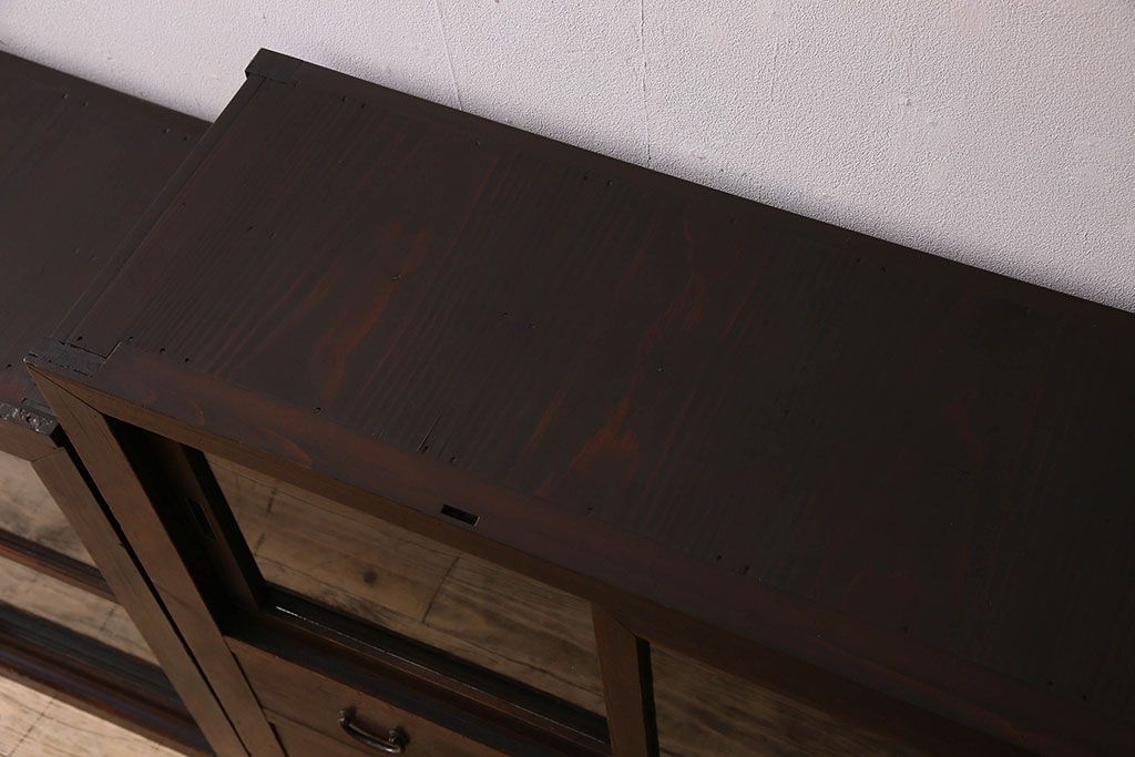 アンティーク家具　和製アンティーク　前面檜材　四枚引き戸の重ね戸棚(収納棚)