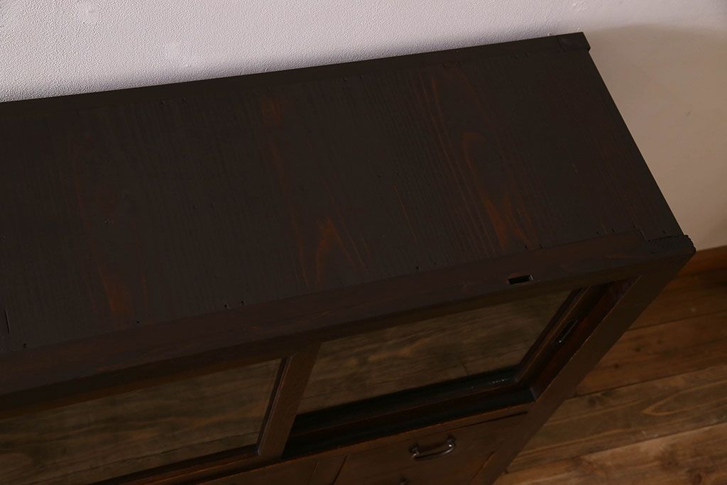 アンティーク家具　和製アンティーク　前面檜材　四枚引き戸の重ね戸棚(収納棚)