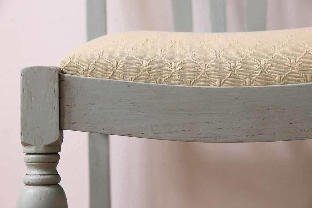 アンティーク家具　オーク材　さわやかなペイントカラーのアンティークチェア(2)