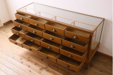 アンティーク家具　1960年頃　イギリスアンティーク　おしゃれなシャツケース(ガラスケース、ショーケース)