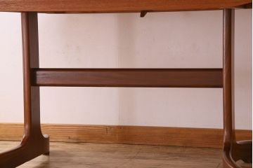 ヴィンテージ家具　北欧ビンテージ　G-PLAN(ジープラン) ウォールナット材製　シンプルなエクステンションテーブル(2)