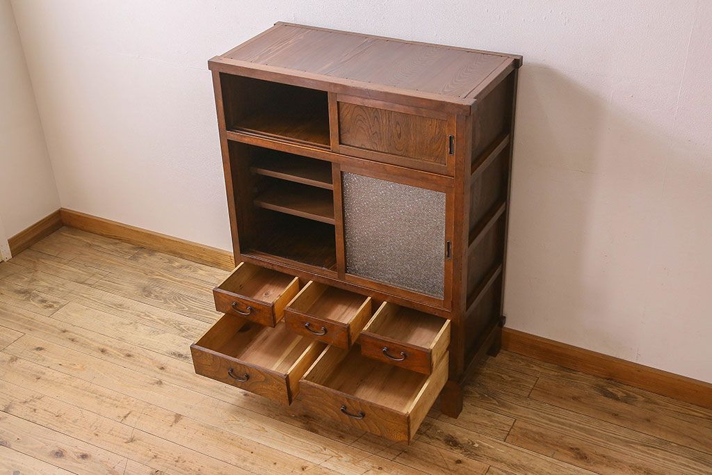 アンティーク家具　和製アンティーク　人気のダイヤガラス入り収納棚(戸棚、食器棚)