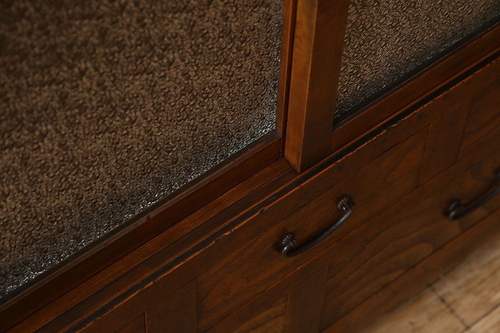 アンティーク家具　和製アンティーク　人気のダイヤガラス入り収納棚(戸棚、食器棚)