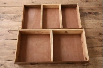 アンティーク家具　前面栗材　人気のモールガラス入りの収納棚(戸棚、食器棚)
