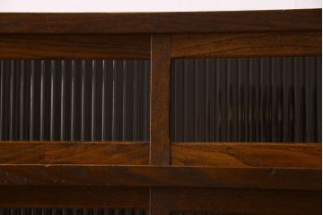 アンティーク家具　前面栗材　人気のモールガラス入りの収納棚(戸棚、食器棚)