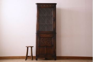ヴィンテージ家具　イギリスビンテージ　オーク材製　彫刻のデザインが魅力的なコーナーキャビネット