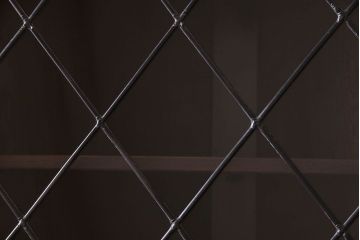 ヴィンテージ家具　イギリスビンテージ　オーク材製　彫刻のデザインが魅力的なコーナーキャビネット