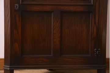 ヴィンテージ家具　イギリスビンテージ　オーク材製　彫刻のデザインが魅力的なコーナーキャビネット