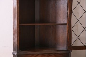 ヴィンテージ家具　イギリスビンテージ　オーク材製　彫刻のデザインが魅力的なコーナーキャビネット