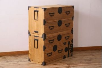 アンティーク家具　 和製アンティーク　前面桐材製の小振りな重ね二本松箪笥(衣装箪笥、桐箪笥、桐たんす)