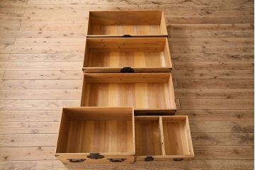 アンティーク家具　 和製アンティーク　前面桐材製の小振りな重ね二本松箪笥(衣装箪笥、桐箪笥、桐たんす)