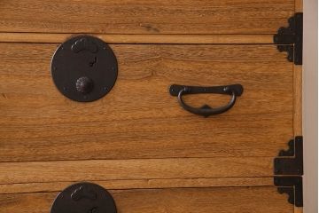 アンティーク家具　 和製アンティーク　前面桐材製の小振りな重ね二本松箪笥(衣装箪笥、桐箪笥、桐たんす)