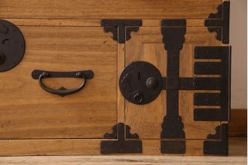 アンティーク家具　 和製アンティーク　前面桐材製の小振りな重ね二本松箪笥(衣装箪笥、桐箪笥、桐たんす)