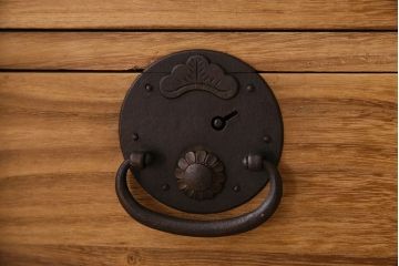 アンティーク家具　 和製アンティーク　前面桐材製の小振りな重ね二本松箪笥(衣装箪笥、桐箪笥、桐たんす)