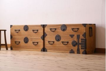 アンティーク家具　 和製アンティーク　前面桐材製の小振りな重ね二本松箪笥(衣装箪笥、桐箪笥、桐たんす)