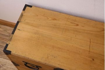 アンティーク家具　 和製アンティーク　前面桐材製の小振りな重ね二本松箪笥(衣装箪笥、桐箪笥、桐たんす)
