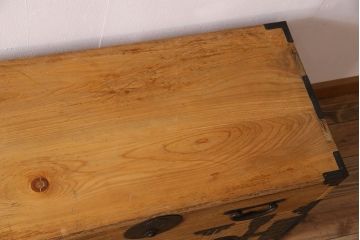アンティーク家具　 和製アンティーク　前面桐材製の小振りな重ね二本松箪笥(衣装箪笥、桐箪笥、桐たんす)