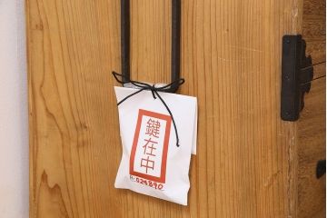 アンティーク家具　 和製アンティーク　前面桐材製の小振りな重ね二本松箪笥(衣装箪笥、桐箪笥、桐たんす)