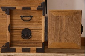 アンティーク家具　 和製アンティーク　前面桐材製の小振りな重ね二本松箪笥(衣装箪笥、桐箪笥、桐たんす)