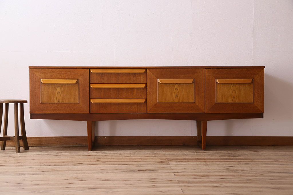 北欧家具　オーク材　Stonehill(ストーンヒル)製のサイドボード(サイドキャビネット)