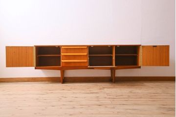 北欧家具　オーク材　Stonehill(ストーンヒル)製のサイドボード(サイドキャビネット)