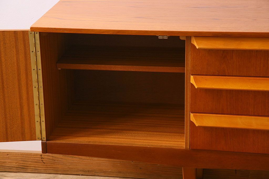 北欧家具　オーク材　Stonehill(ストーンヒル)製のサイドボード(サイドキャビネット)