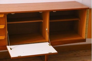 北欧家具　オーク材　Stonehill(ストーンヒル)製のサイドボード(サイドキャビネット)