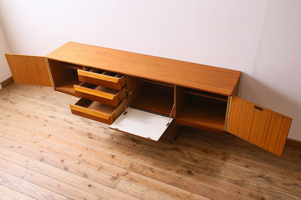 北欧家具　オーク材　Stonehill(ストーンヒル)製のサイドボード(サイドキャビネット)