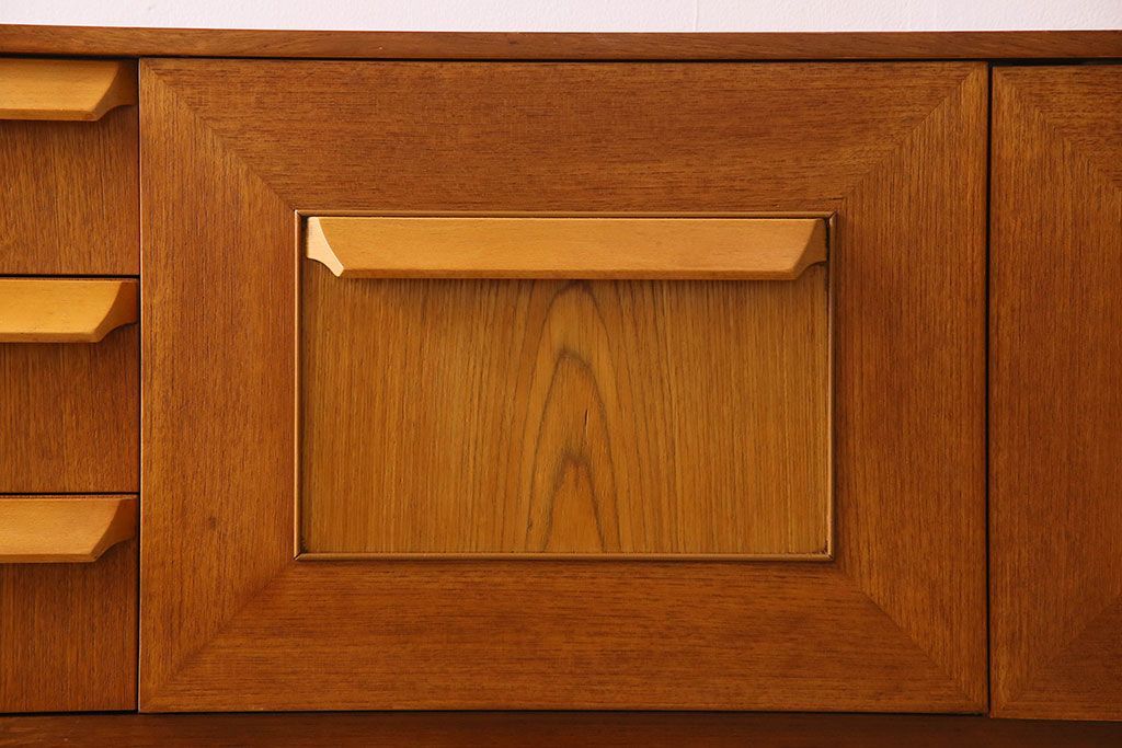 北欧家具　オーク材　Stonehill(ストーンヒル)製のサイドボード(サイドキャビネット)