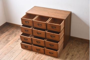 アンティーク家具　和製アンティーク　檜材製12杯引き出し(ドロワー、チェスト)(2)
