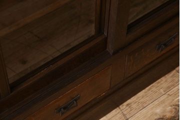 【U様ご成約済】ナラ材製　大正ロマン　上質なデザインの収納棚(戸棚)(2)