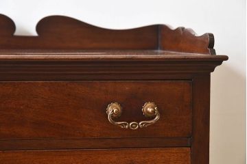 アンティーク家具　イギリスアンティーク　マホガニー材　上品な佇まいのチェスト