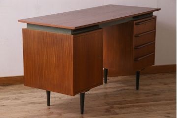 北欧家具　チーク材製　スタイリッシュなデザインの両袖机