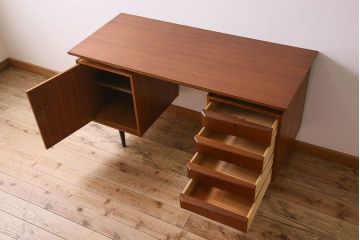 北欧家具　チーク材製　スタイリッシュなデザインの両袖机