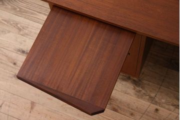 北欧家具　チーク材製　スタイリッシュなデザインの両袖机