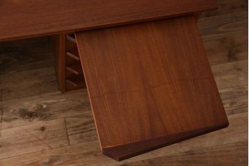 北欧家具　チーク材製　スタイリッシュなデザインの両袖机