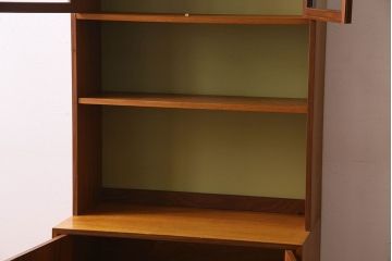 アンティーク家具　G-PLAN(ジープラン)　チーク材　スタイリッシュなデザインのキャビネット