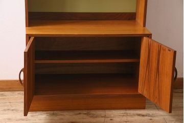 アンティーク家具　G-PLAN(ジープラン)　チーク材　スタイリッシュなデザインのキャビネット